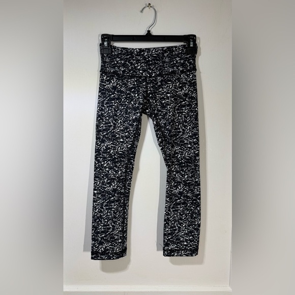 lululemon athletica Pants - lululemon Lululemon Wunder Under Crop III (21") Size 2